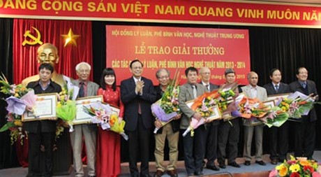 ពិធីប្រគល់រង្វាន់សំរាប់វណ្ណកម្មទ្រឹស្តីរិះគន់អក្សសាស្ត្រសិល្បៈឆ្នាំ ២០១៣-២០១៤